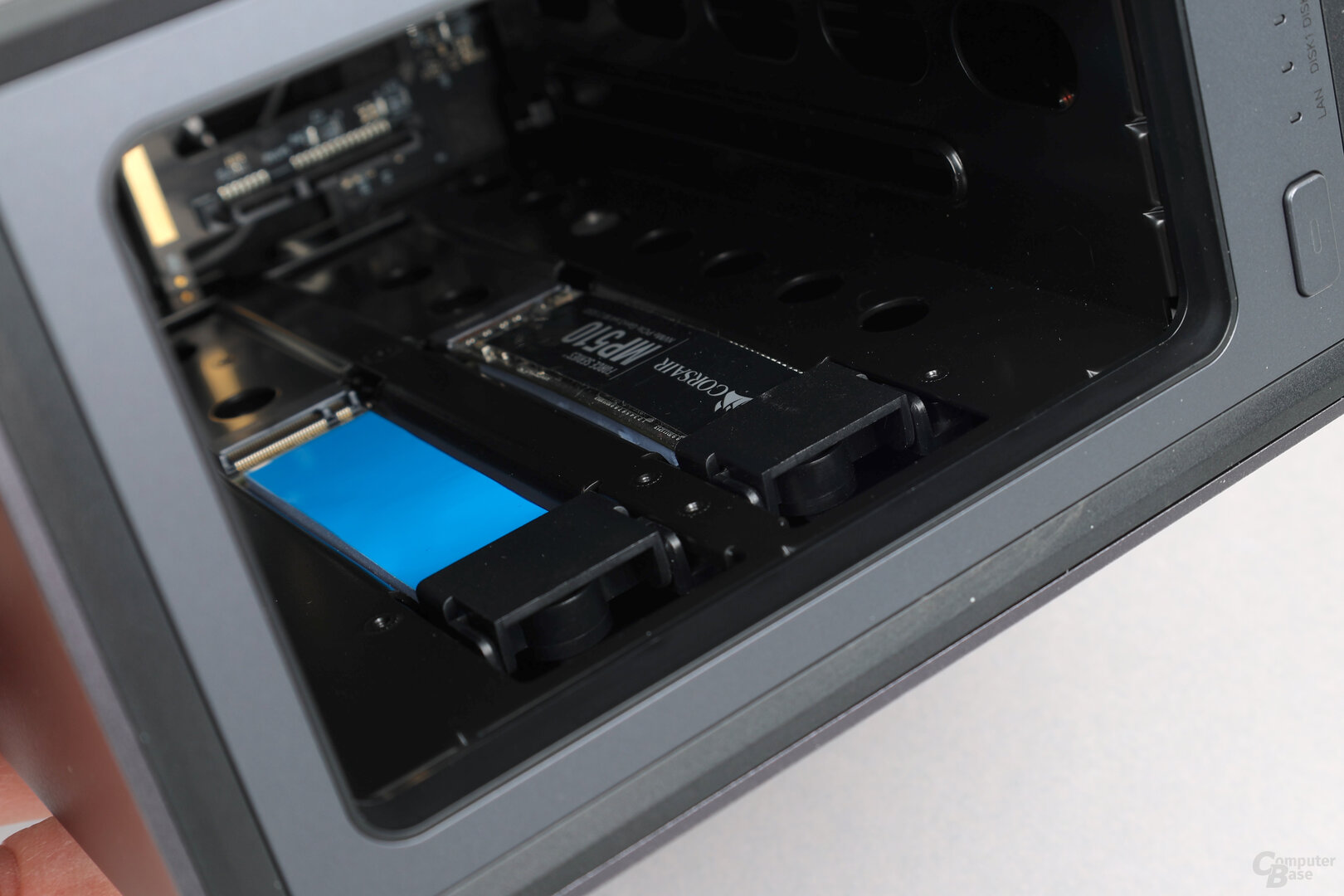 Ugreen DXP2800: Die M.2-Sots im Inneren