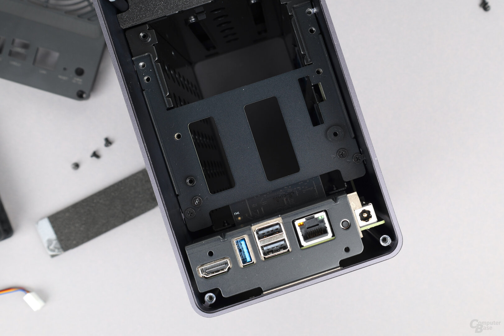 Blick ins Innere der Ugreen DXP2800