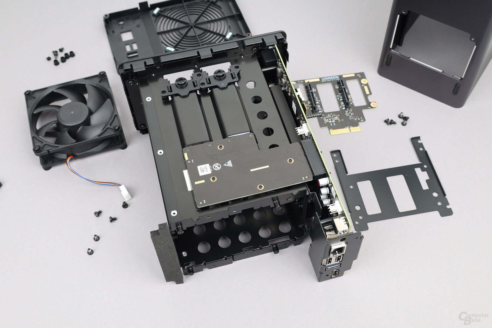 Blick ins Innere der Ugreen DXP2800