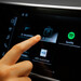 Harman & Cariad: Dank neuer Apps lässt sich das Hotel jetzt im Auto buchen