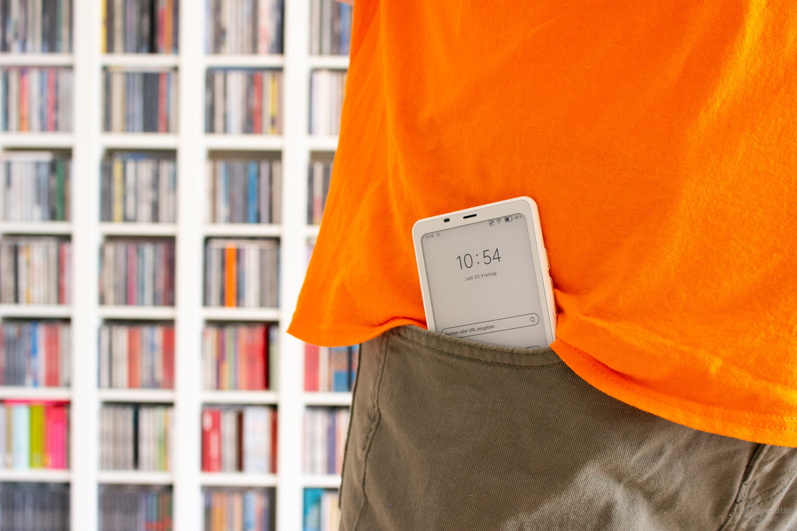 Der Boox Palma passt in jede Hosentasche