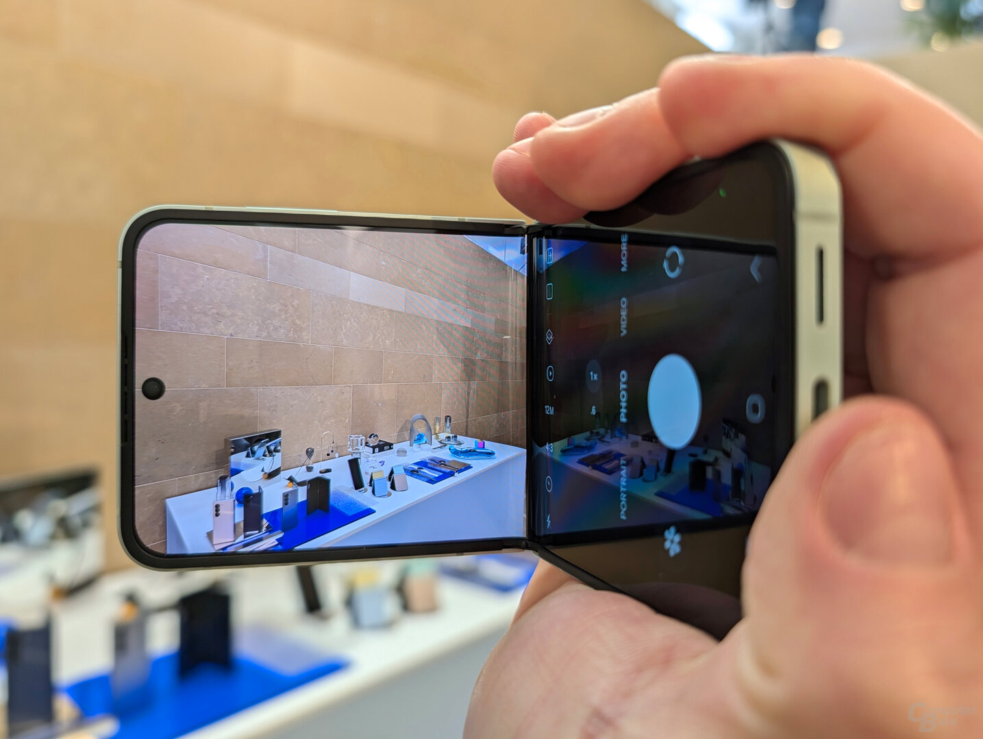 Das Flip 6 lässt sich wie ein alter Camcorder zum Filmen halten