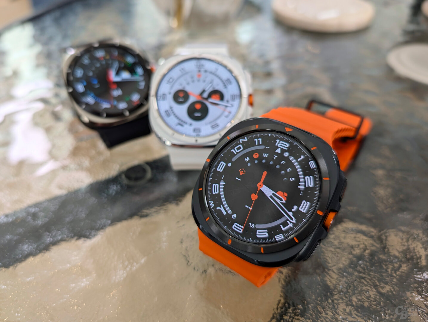 Galaxy Watch Ultra dengan casing titanium