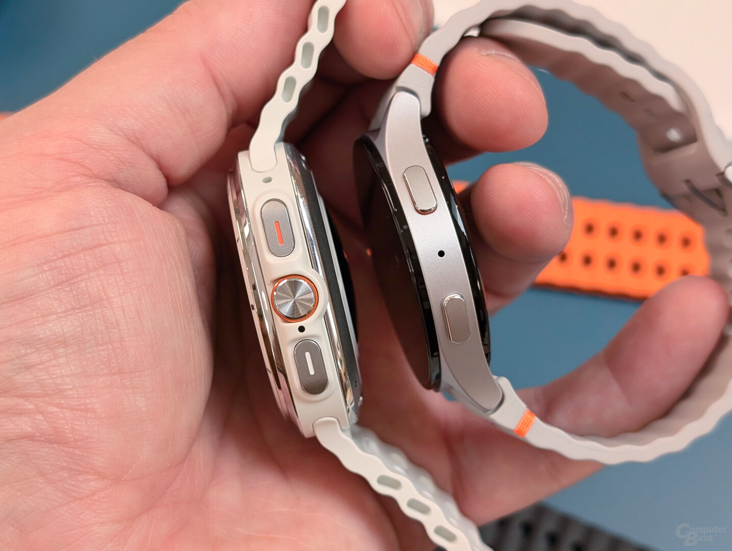 Perbandingan ukuran antara Galaxy Watch Ultra (kiri) dan Galaxy Watch 7 (kanan)