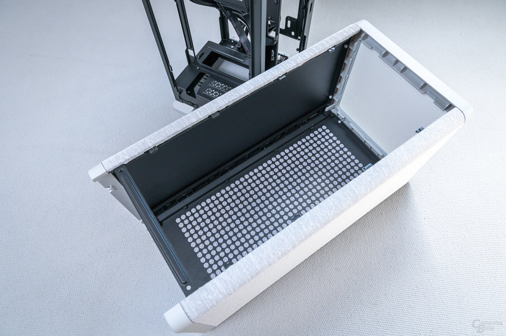 Fractal Design Mood im Test: Cover von innen