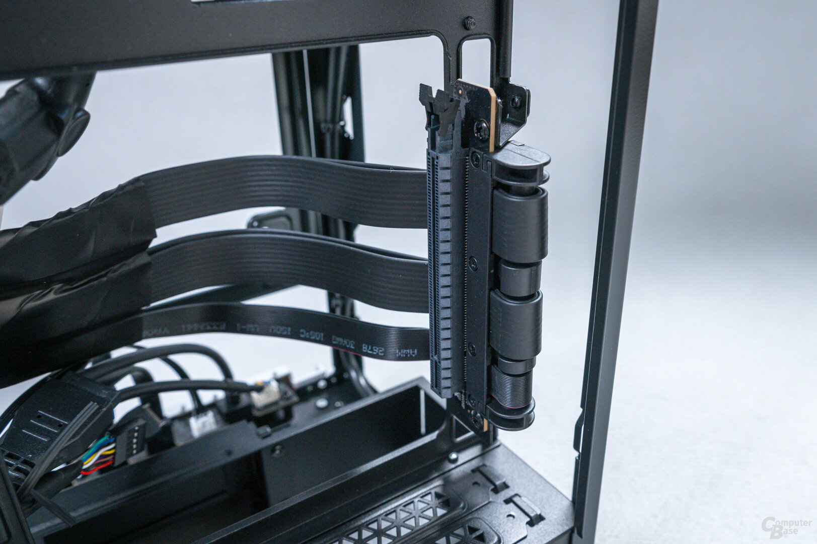 Fractal Design Mood im Test: Vormontiertes Riser-Kabel