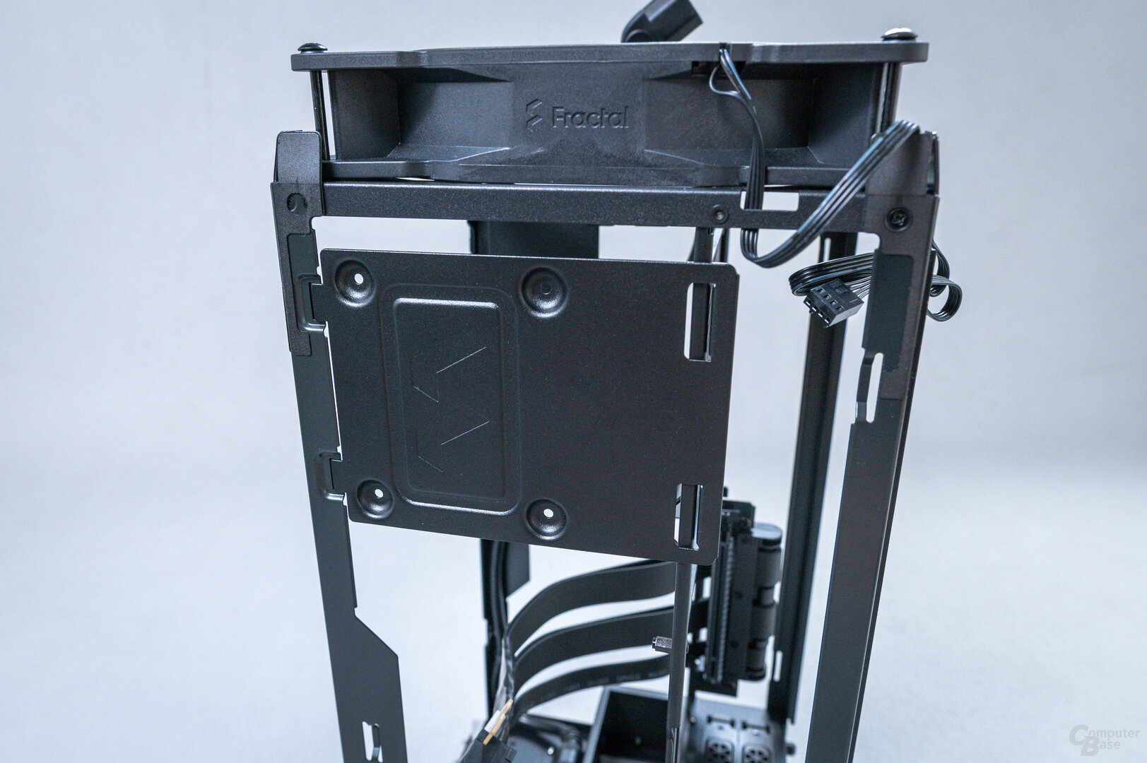 Fractal Design Mood im Test: Seitliches SSD-Bracket
