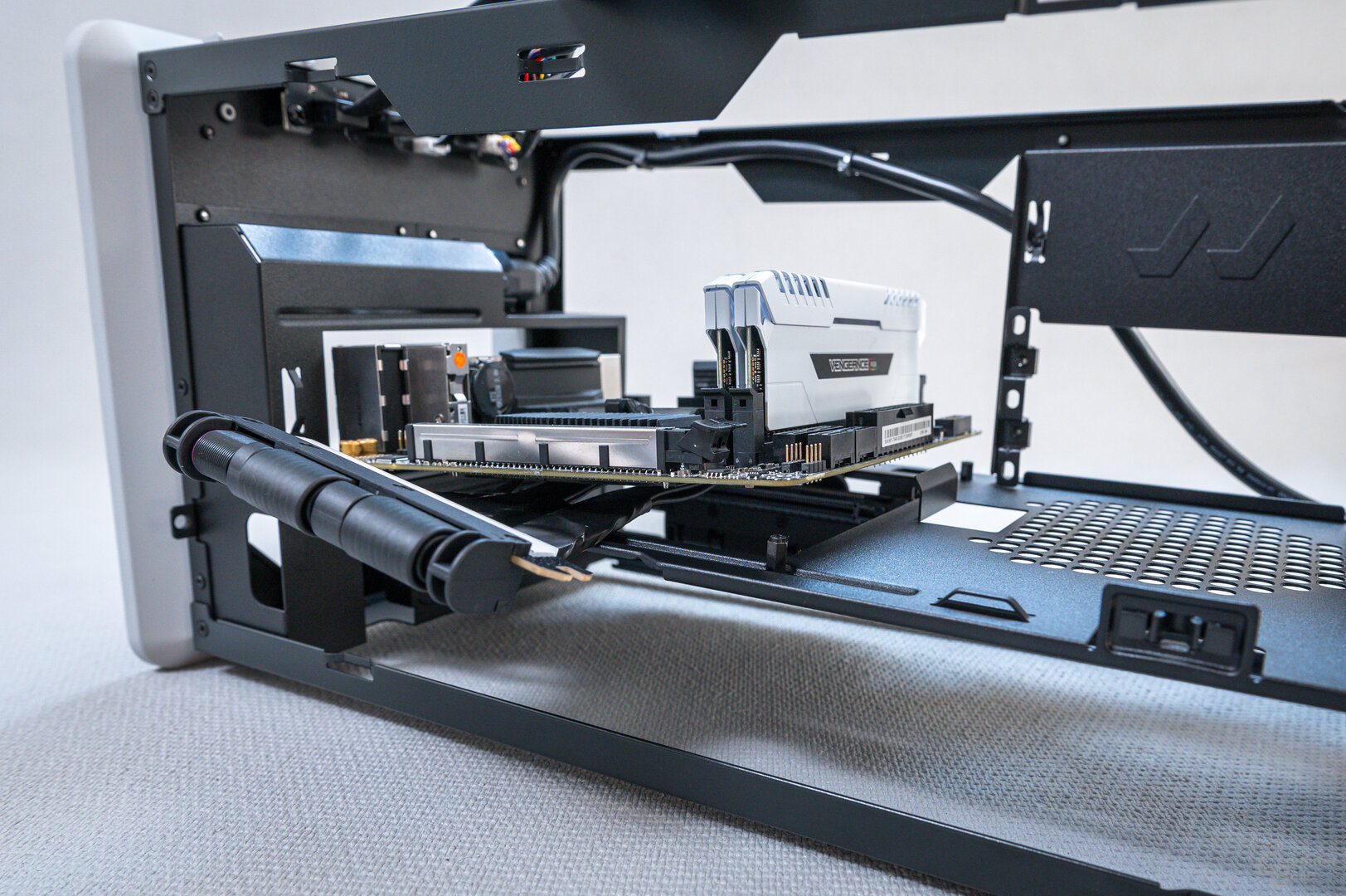 Fractal Design Mood im Test: Mainboard liegt auf Riser-Kabel