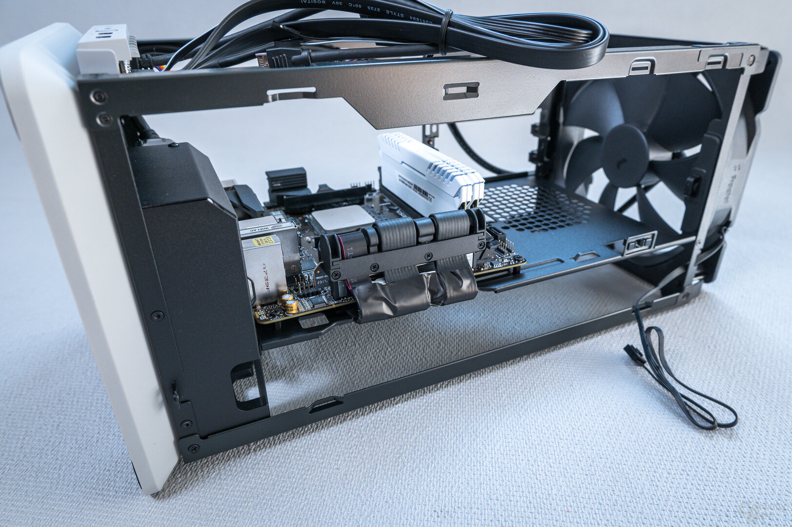 Fractal Design Mood im Test: Riser-Kabel wird stark gebogen