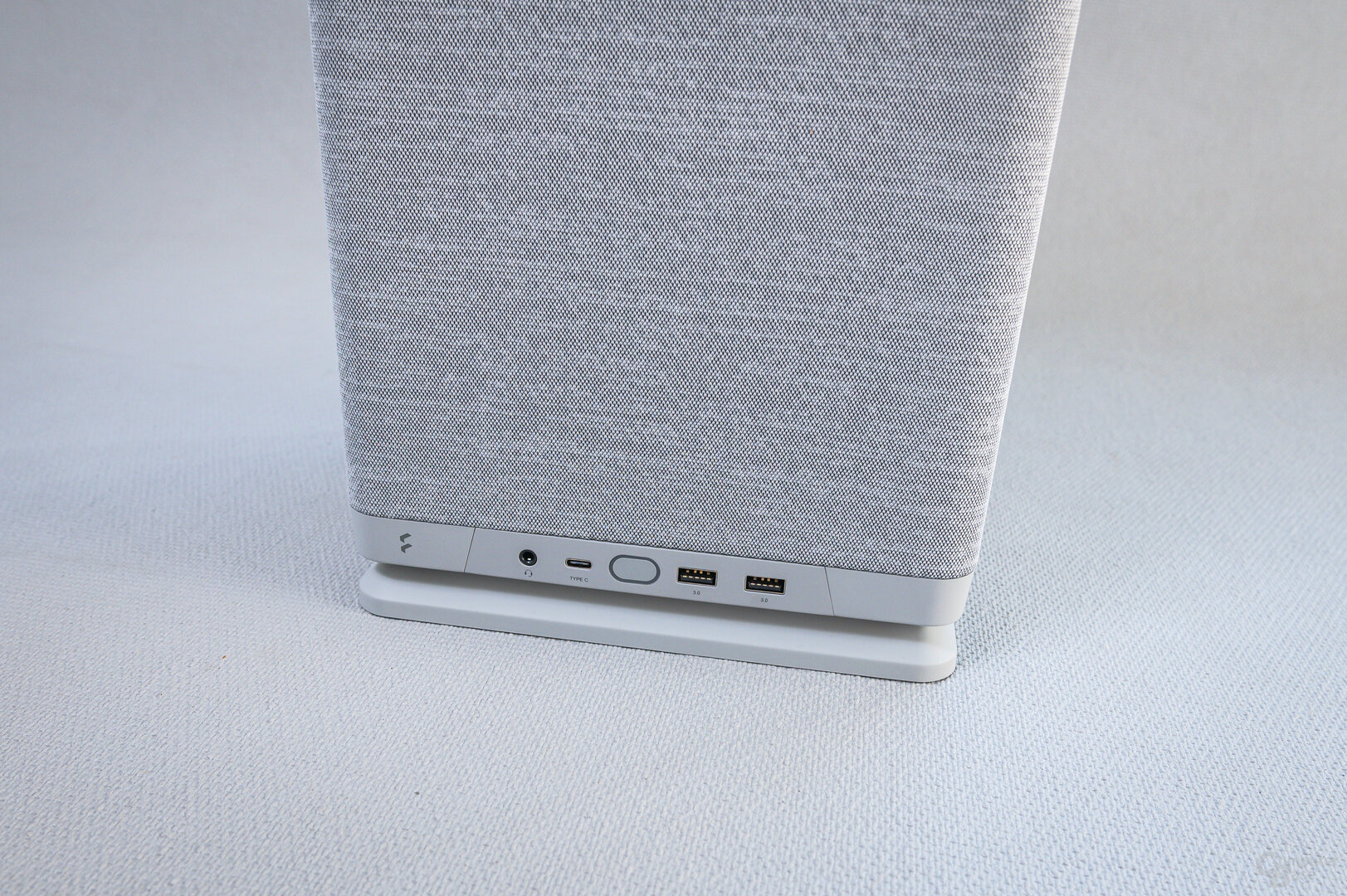 Fractal Design Mood im Test: I/O-Panel am Frontsockel