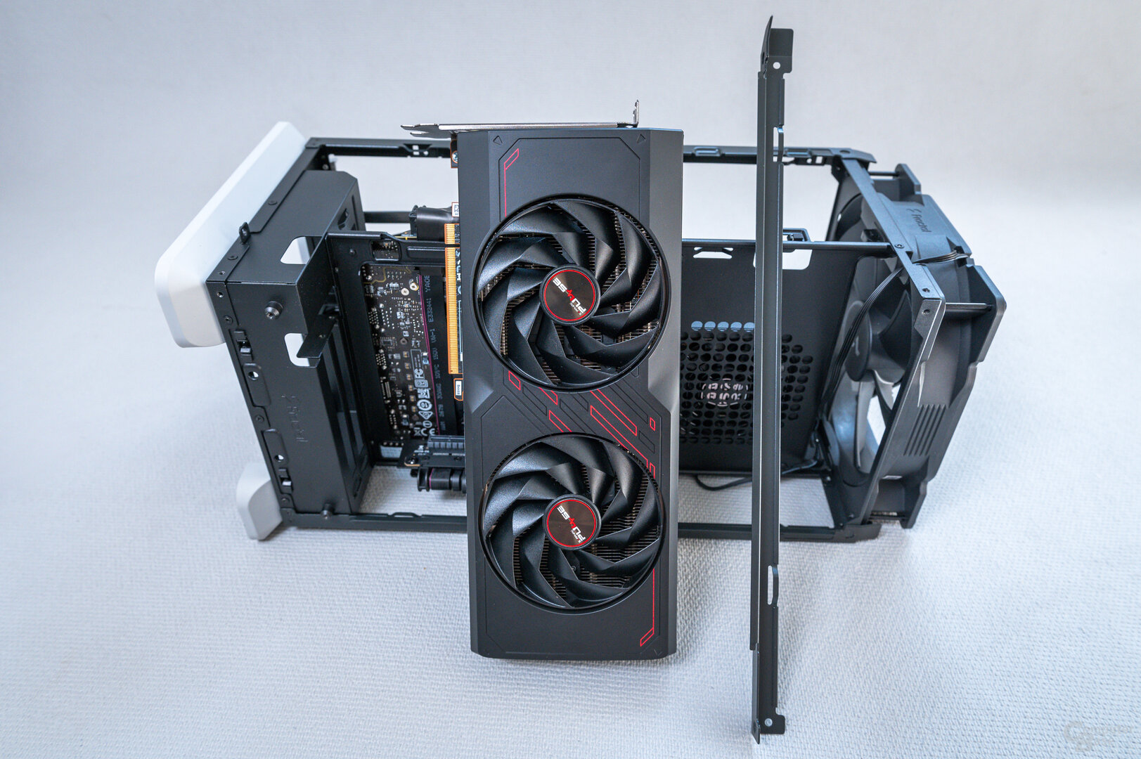 Fractal Design Mood im Test: Querstrebe in der Grafikkartenkammer kann entnommen werden