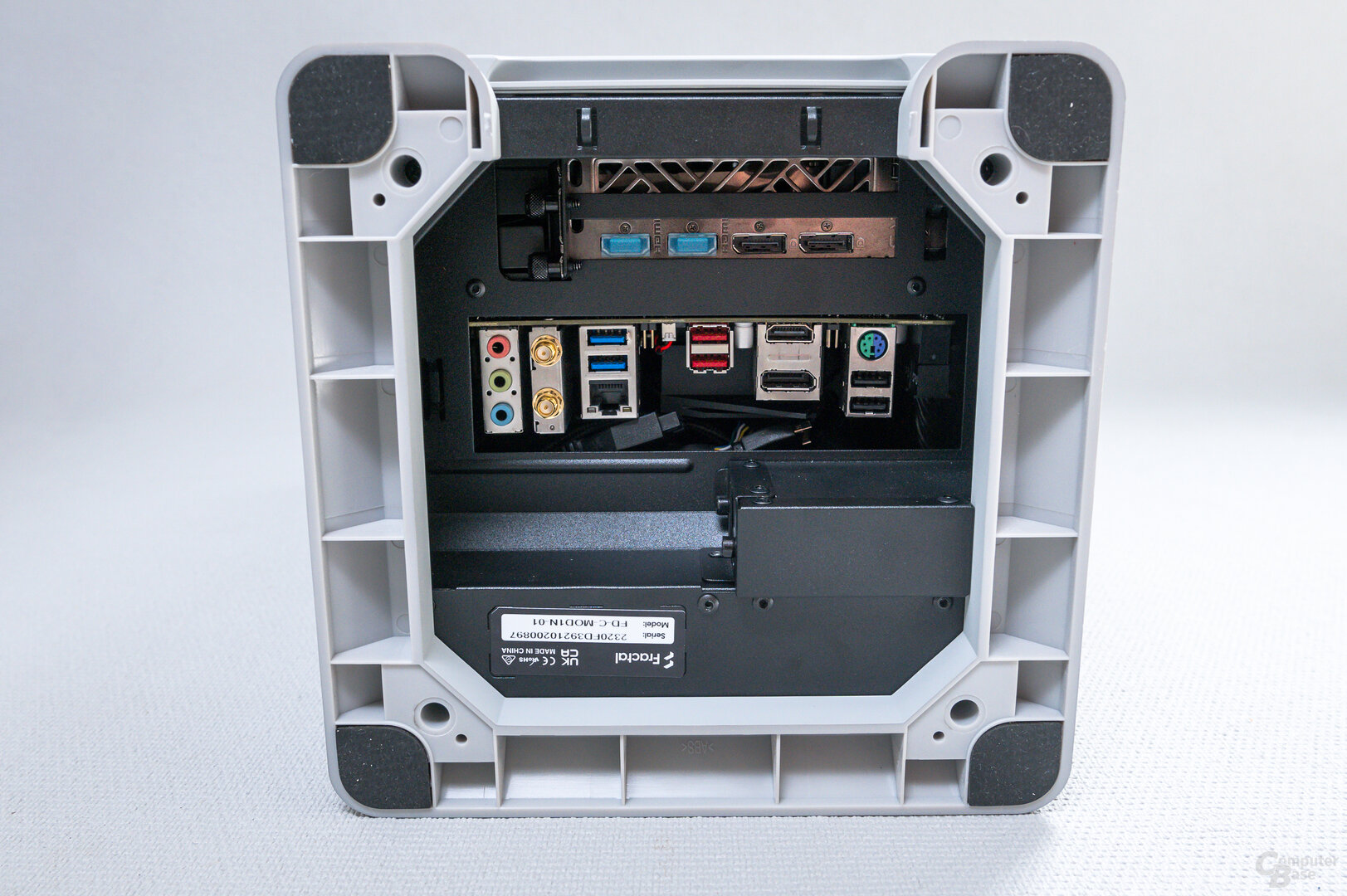 Fractal Design Mood im Test: Externe Anschlüsse im Sockel