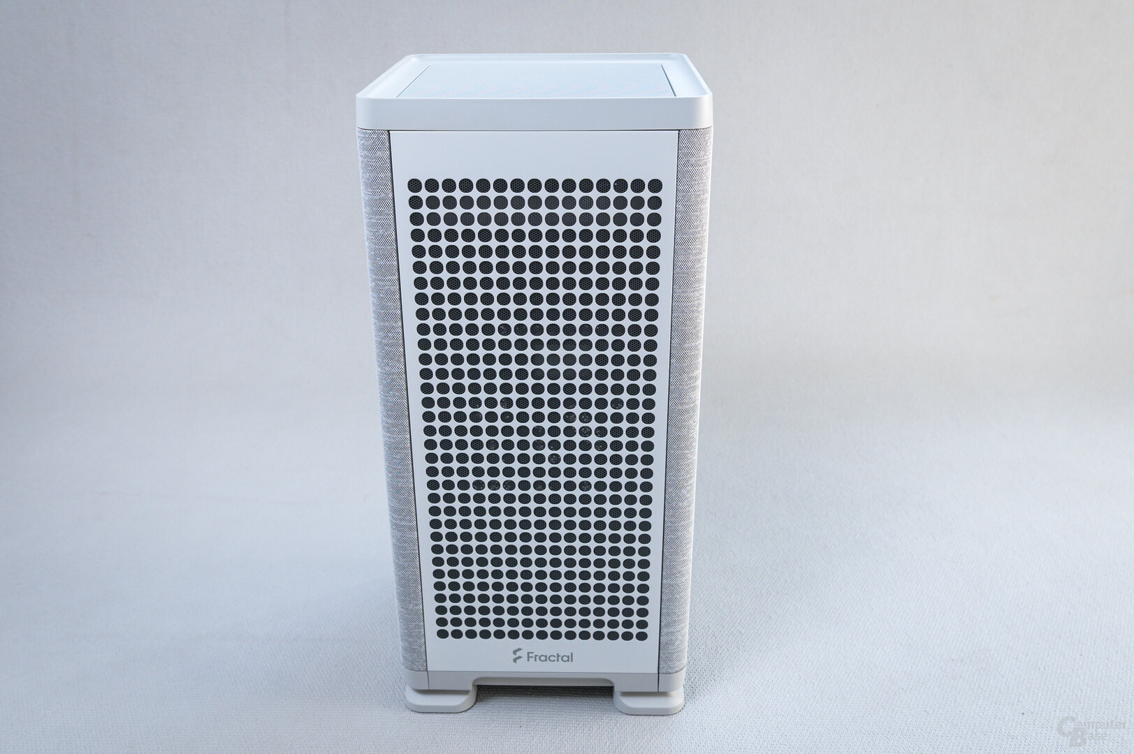 Fractal Design Mood im Test: Lochgitter am Heck