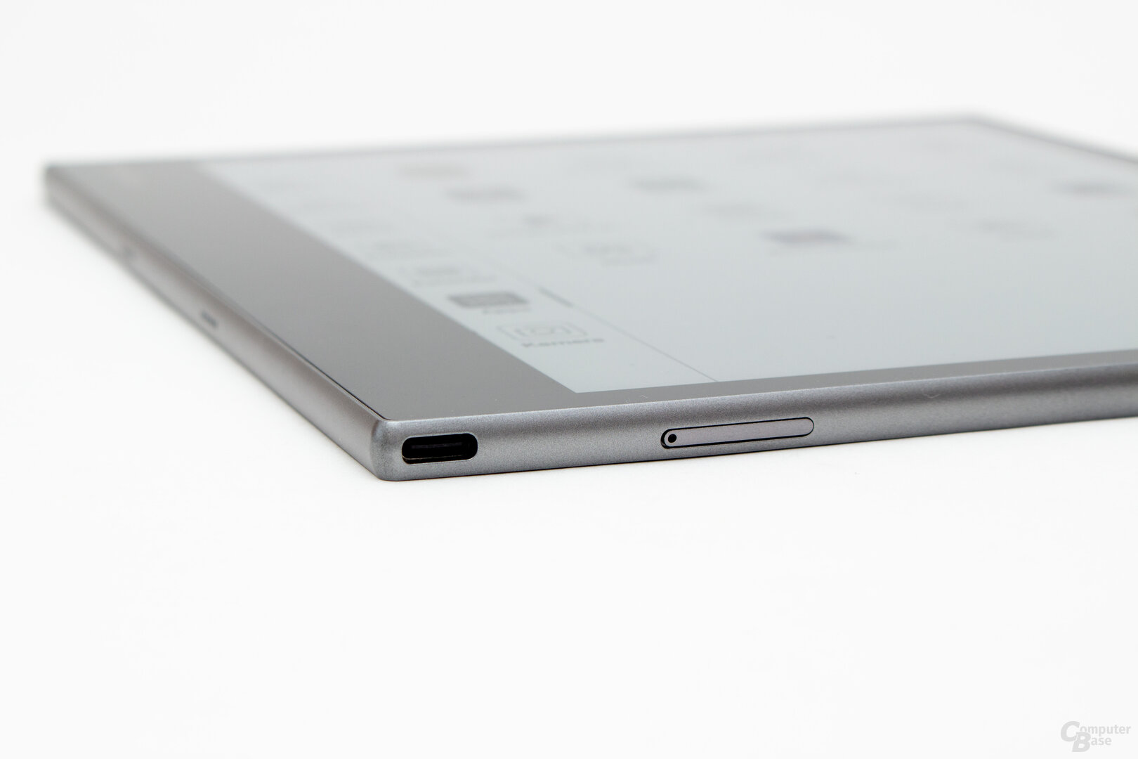Der USB-C-Anschluss und Kartenslot beim InkPad Eo