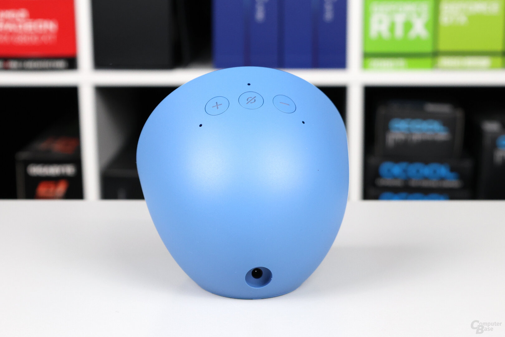 Rückseite des Echo Spot 2 mit Tasten, Mikrofonen und Stromanschluss