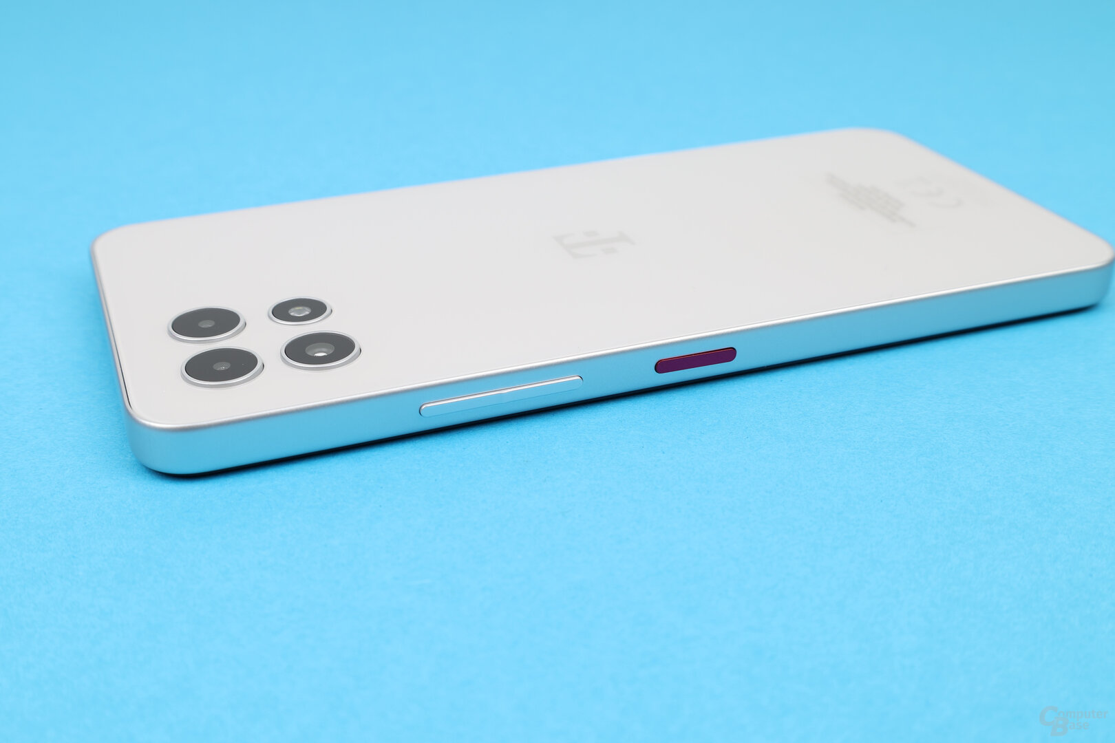 T Phone 2: Lautstärkewippe und Power-Taste in Magenta