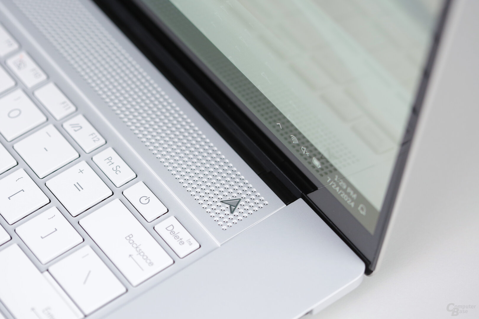 Zenbook-Logo auf Lüftungsgitter oberhalb der Tastatur