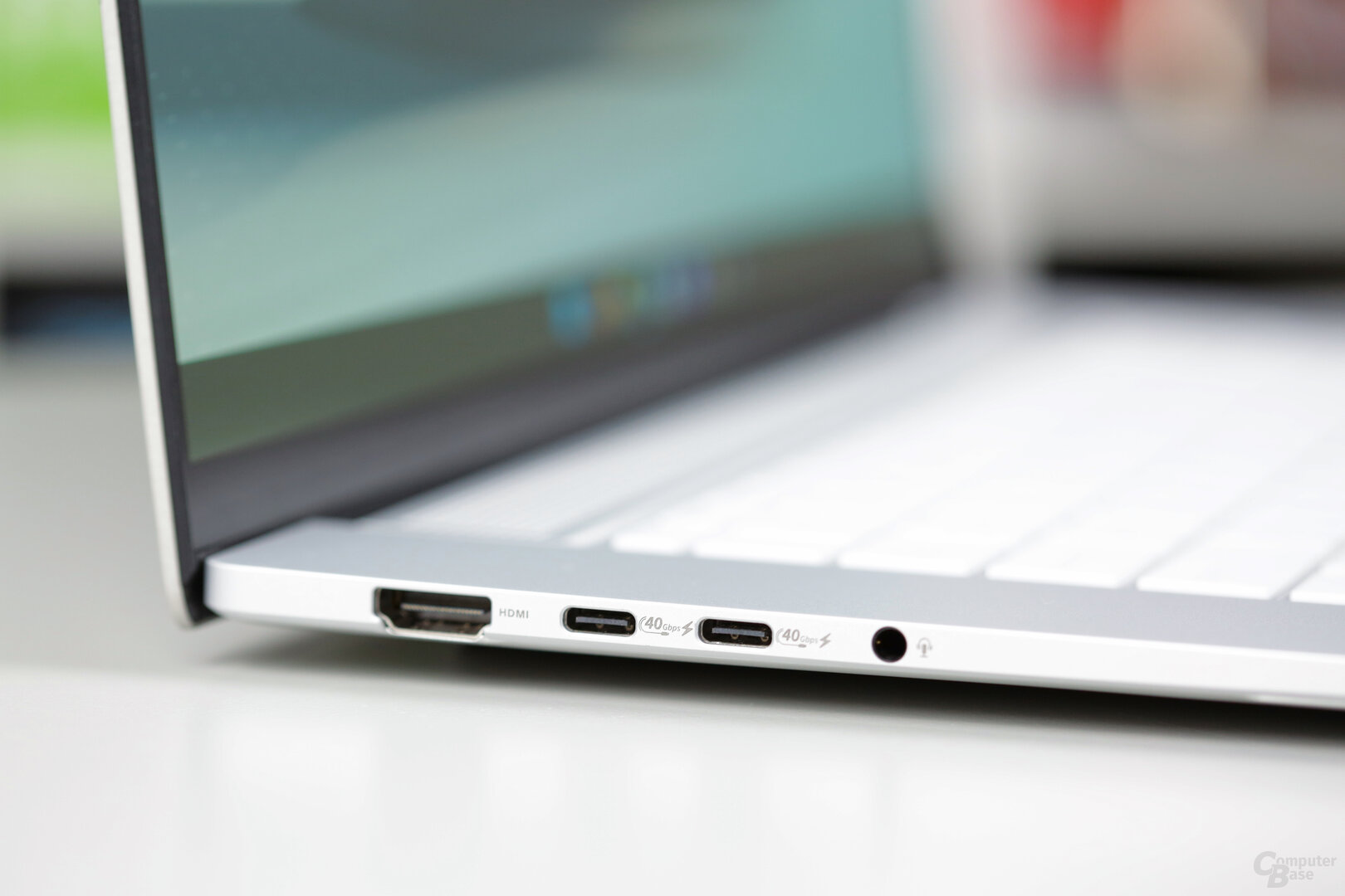 HDMI 2.1, 2 × USB-C 4.0 und 3,5-mm-Klinke links