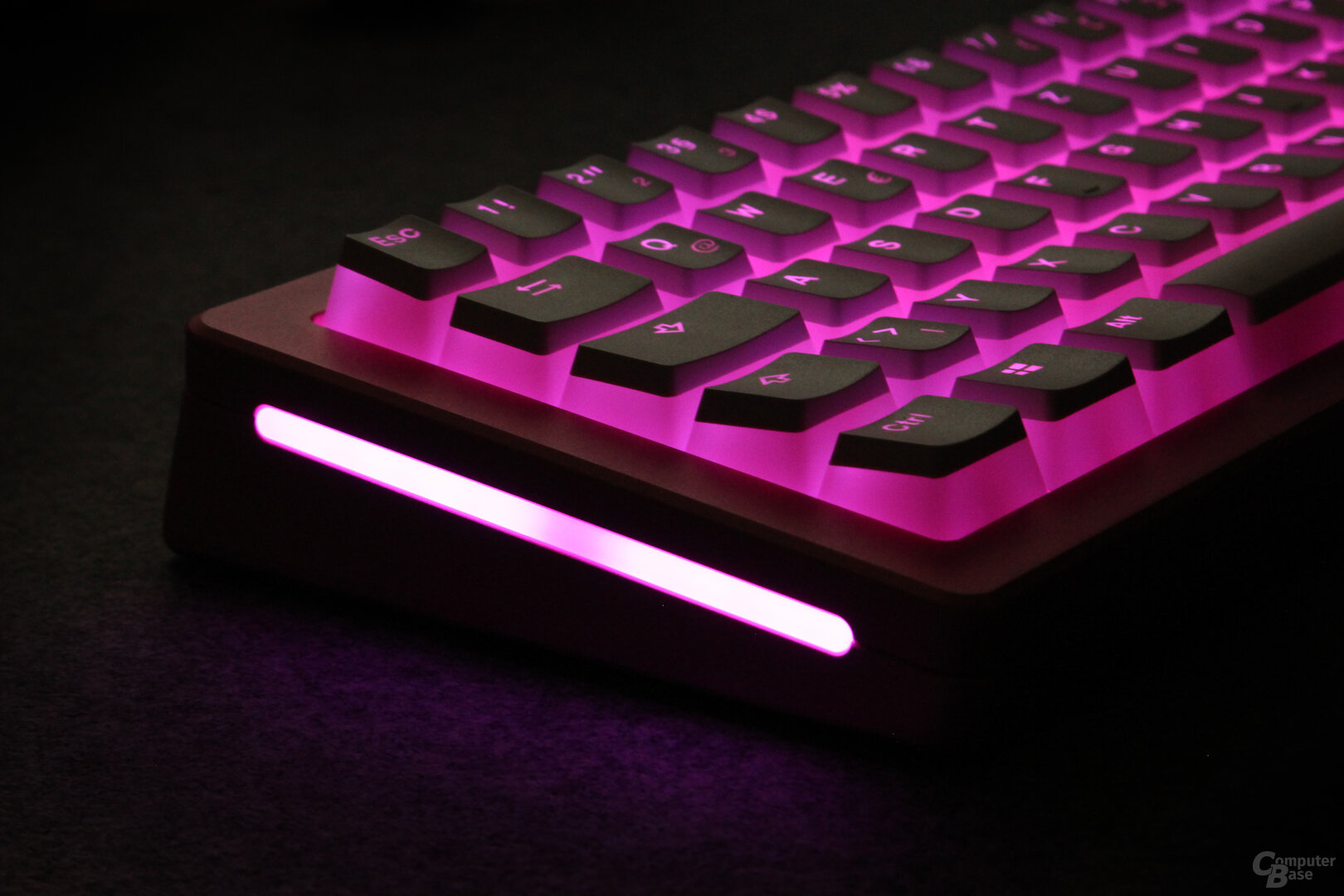 Tastenkappen sind weitgehend transparent und „schweben“ dadurch