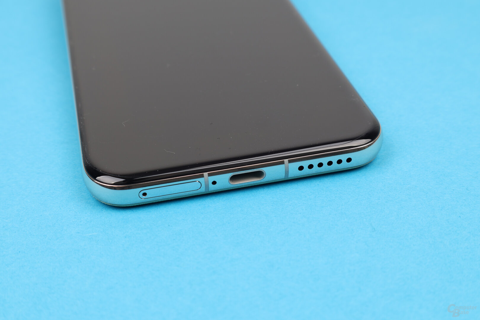 USB-C und SIM-Kartenslot des Pura 70 Ultra