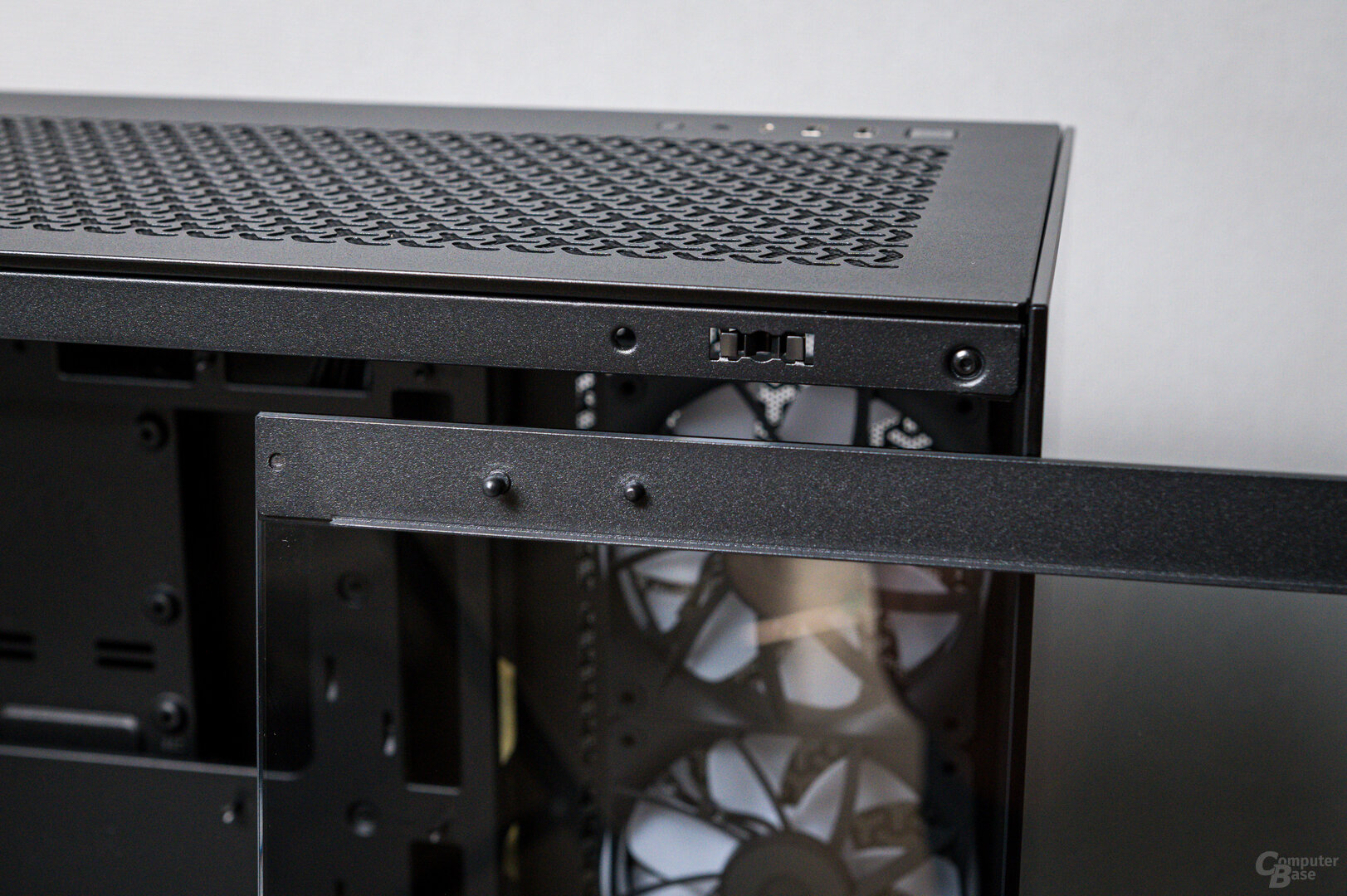 Corsair 3500X im Test: Seitenteile mit Pin-Befestigung