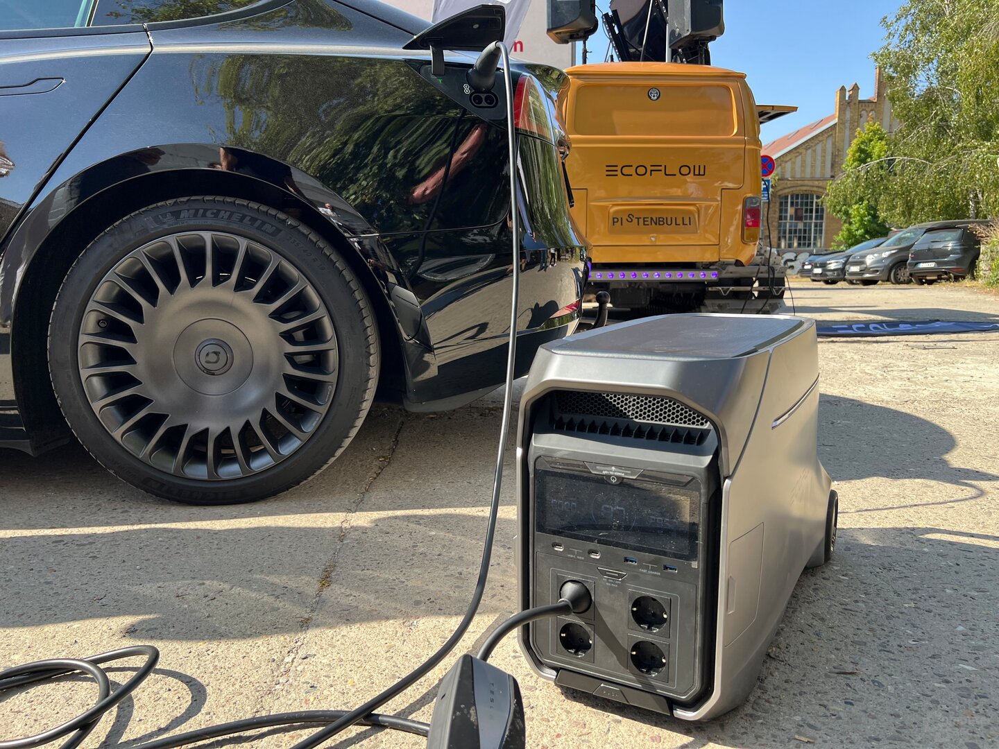 EcoFlow Delta Pro 3 lädt den Tesla mit 3.000 Watt