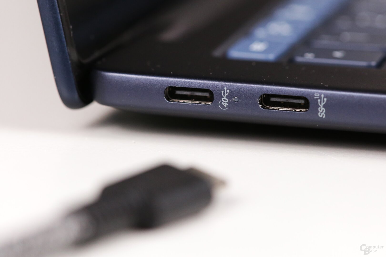 HP EliteBook Ultra G1q AI: Links gibt es zweimal USB C, rechts einmal USB A und Klinke