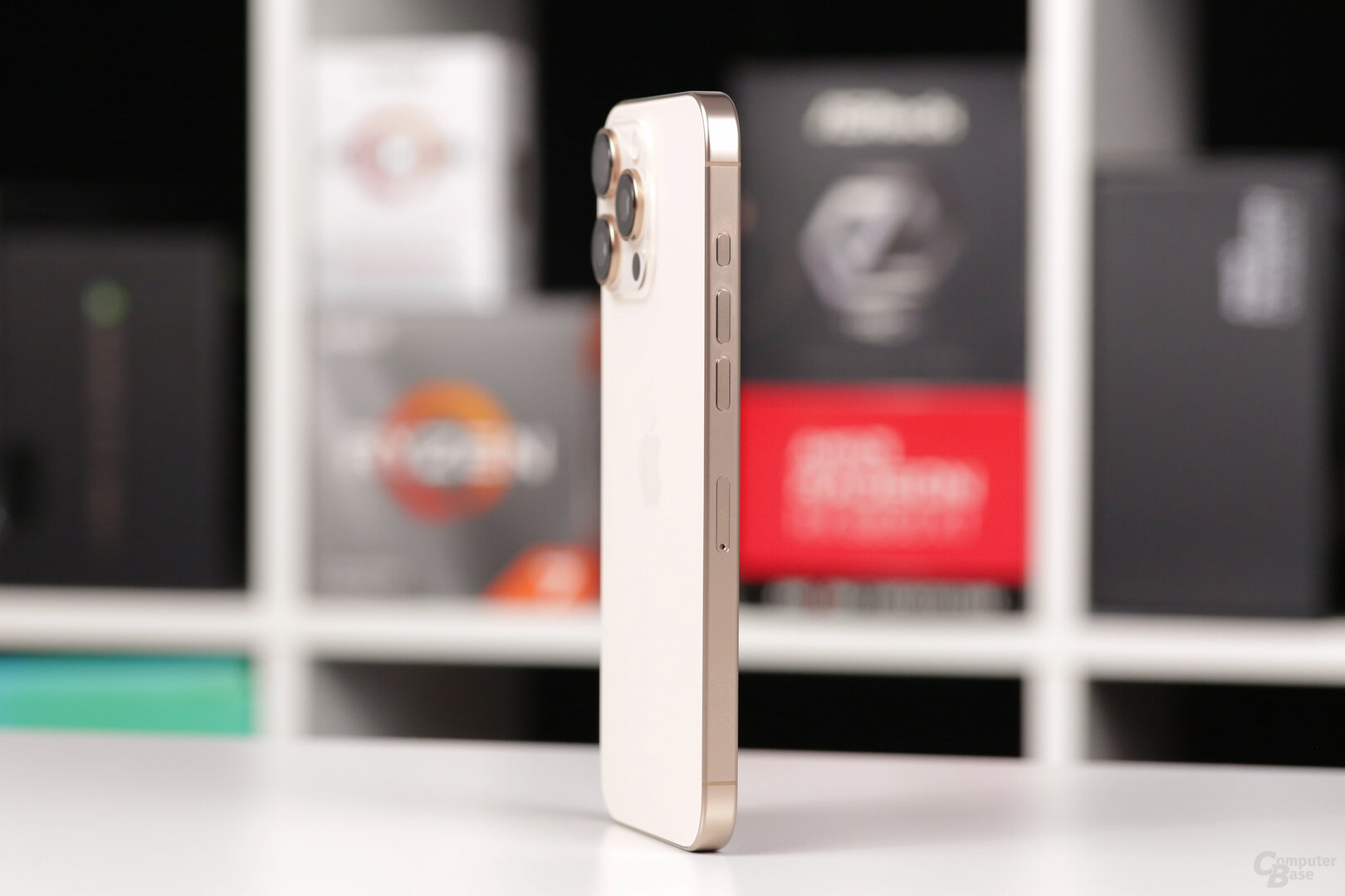 iPhone 16 Pro Max in Titan Wüstensand