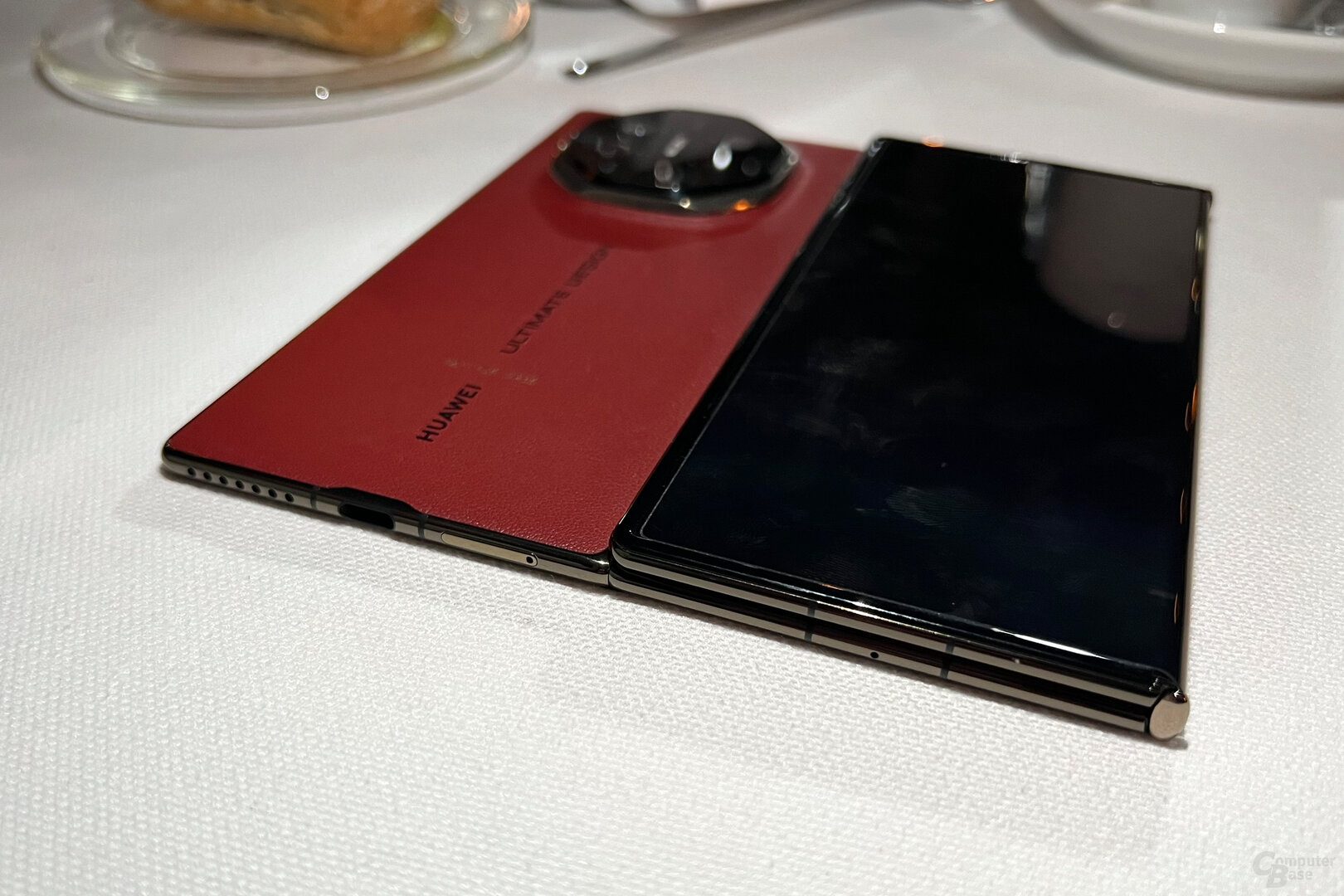 Huawei Mate XT halb aufgeklappt