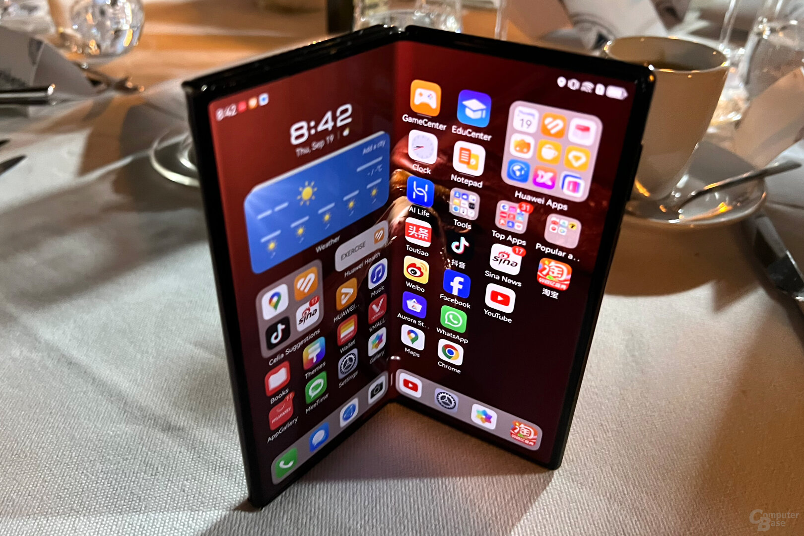 Huawei Mate XT halb aufgeklappt