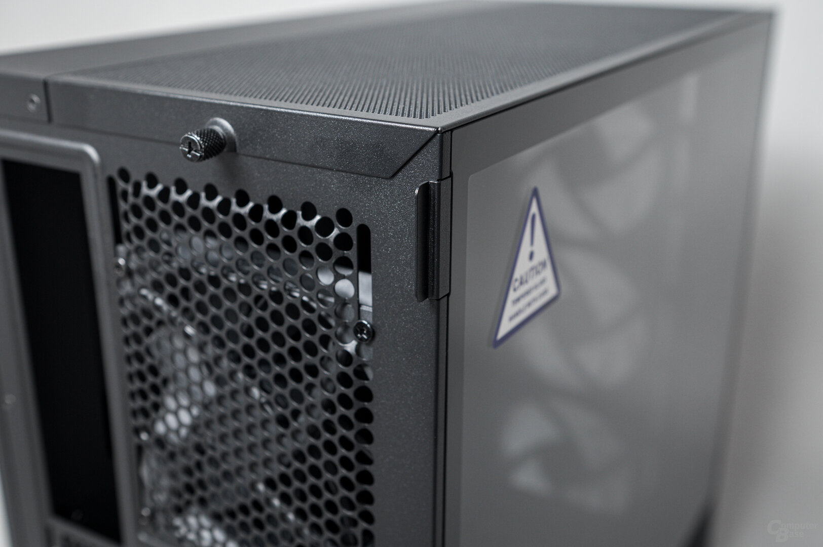 NZXT H5 Flow RGB im Test: Glasseitenteil wird werkzeuglos entnommen