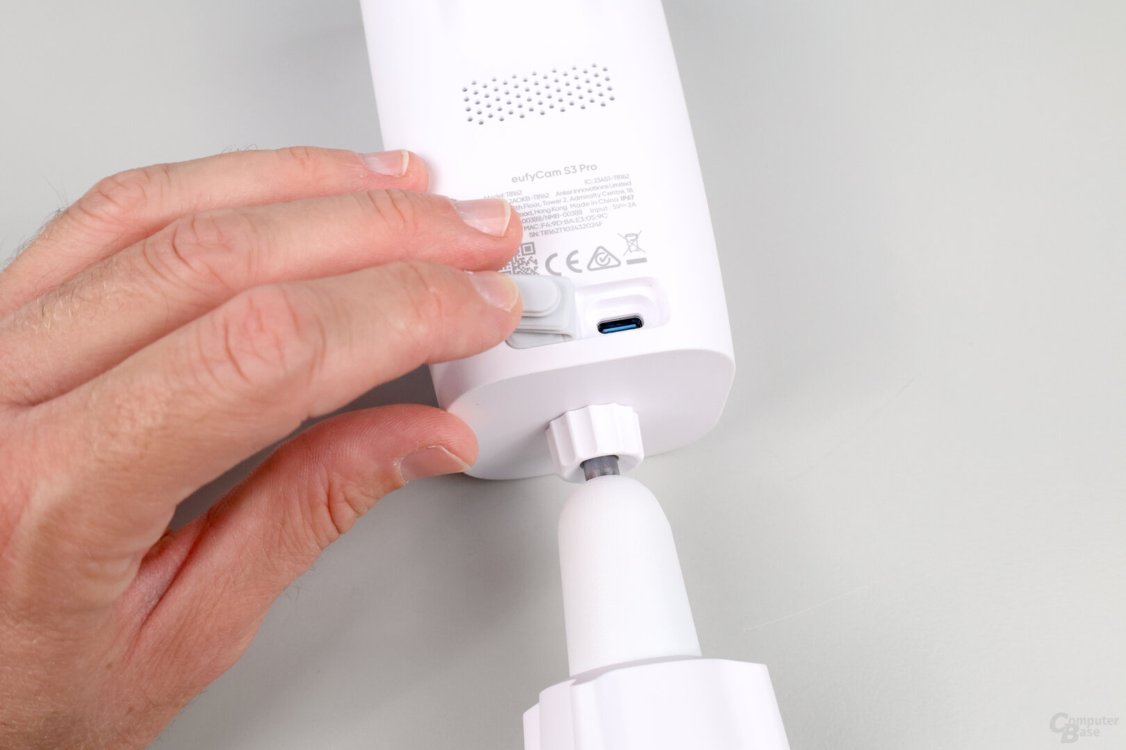 eufyCam S3 Pro: Geschütztes USB-C zum Aufladen