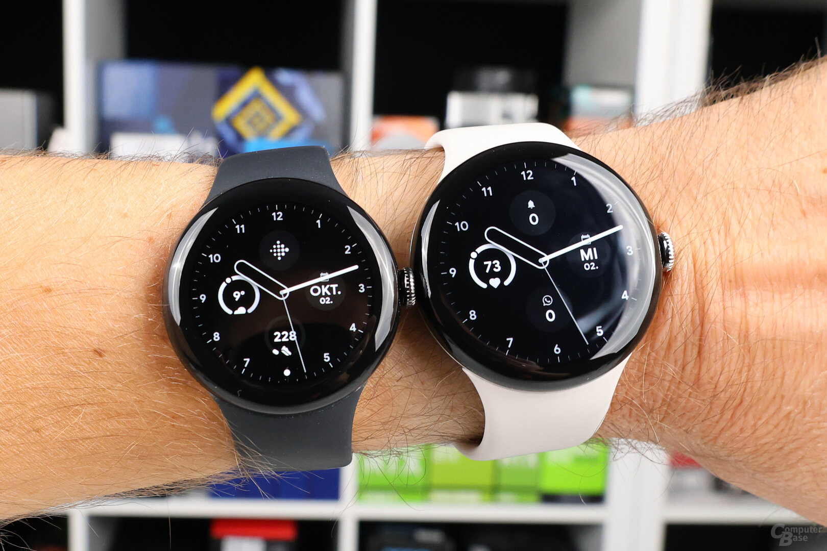 Pixel Watch 3 mit 45 mm (rechts) neben Pixel Watch 2 mit 41 mm (links)