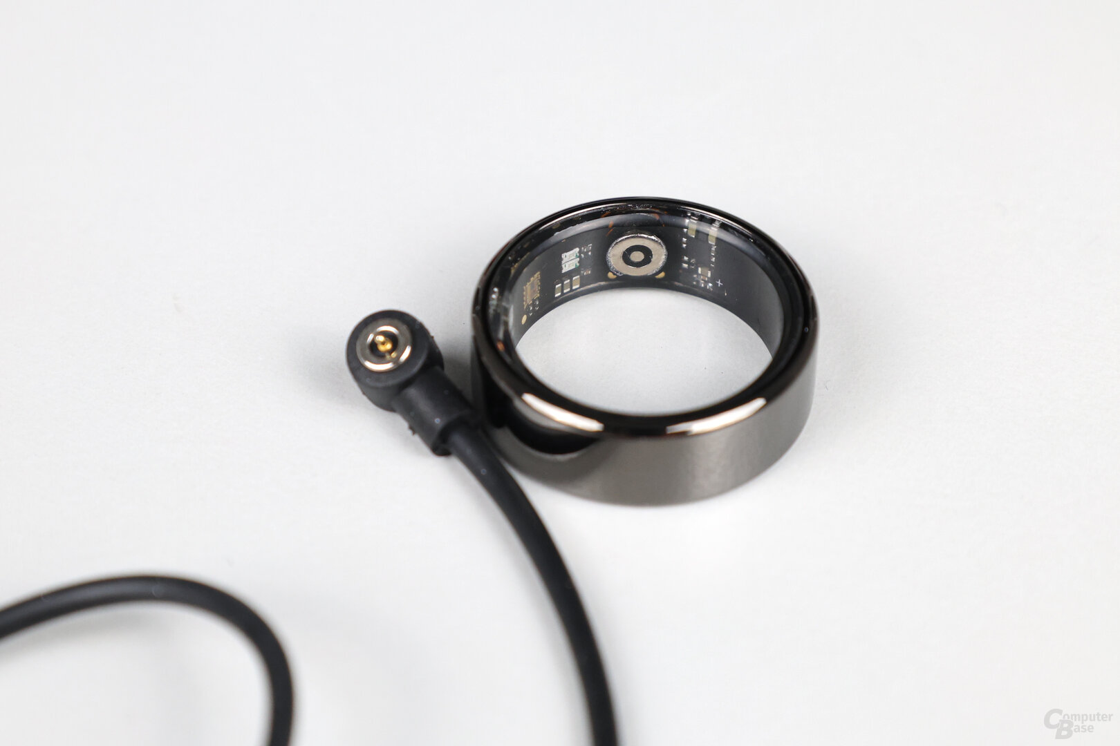 Magnetischen Laden über die Innenseite des Dekelife Smart Ring