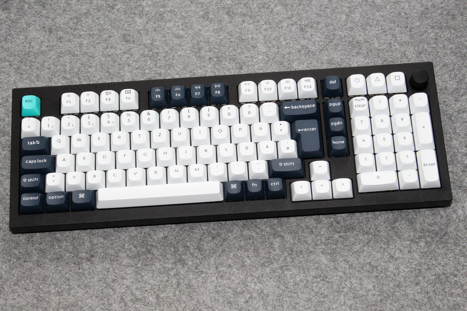 Die Q5 Max schiebt Funktions- und Pfeiltasten zusammen, der Nummernblock ist vollwertig