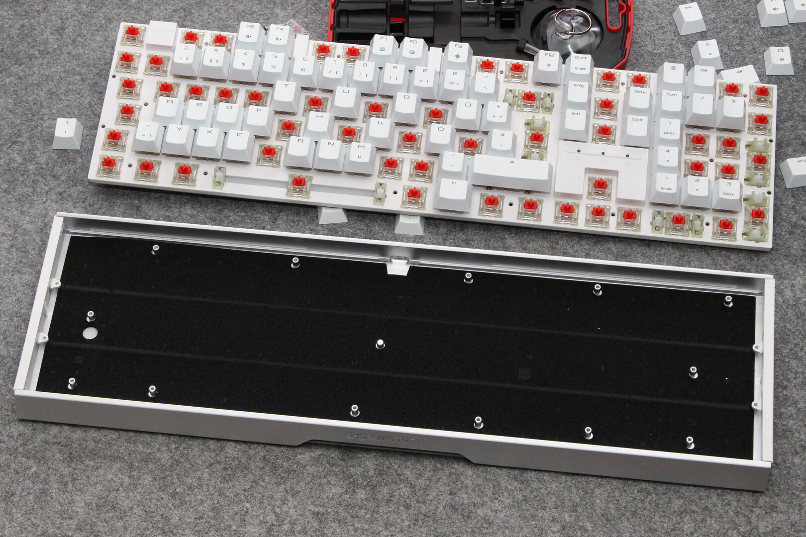 Zur Dämmung liegt nur eine dünne Schicht Schaumstoff im Gehäuse