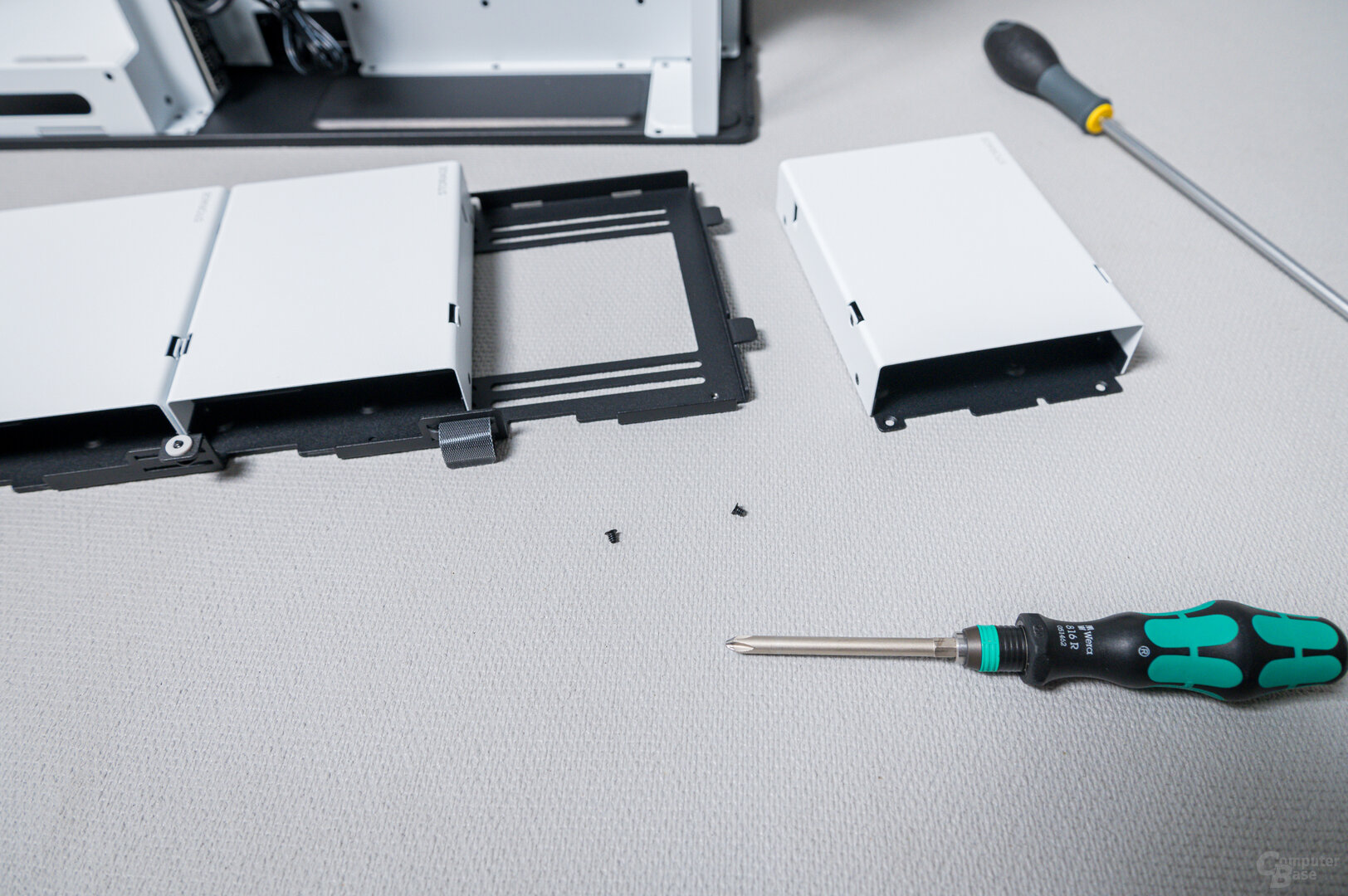 HAVN HS 420 VGPU im Test: Festplattenkäfige sind am Lüfter-Bracket verschraubt