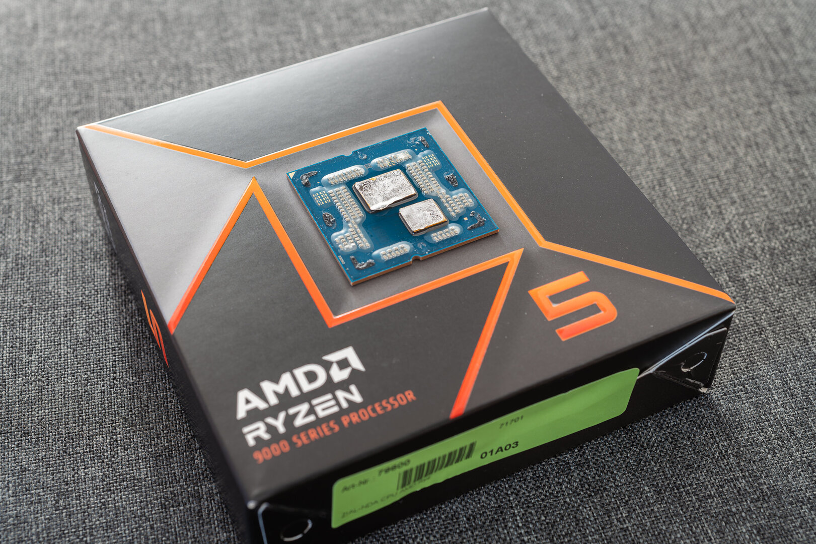 Erster Schritt: Der Ryzen 5 9600X wird seines Heatspreaders und die beiden Chips ihrer schützenden Ummantelung entledigt