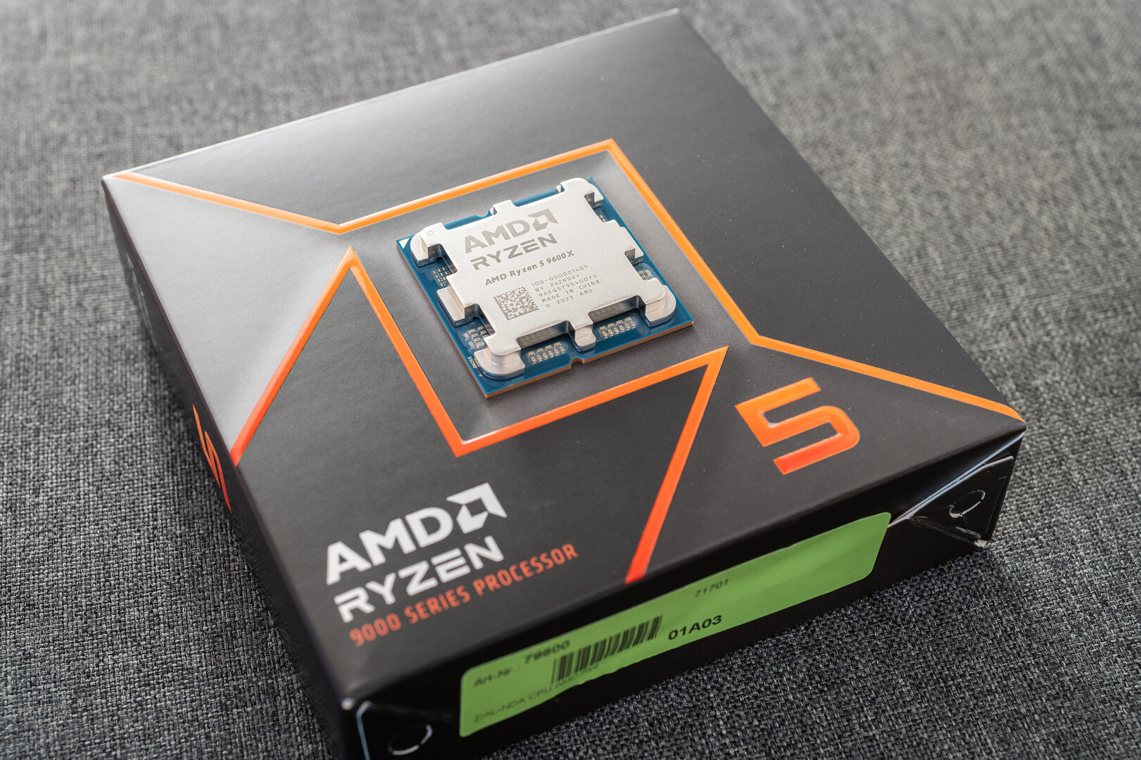 Erster Schritt: Der Ryzen 5 9600X wird seines Heatspreaders und die beiden Chips ihrer schützenden Ummantelung entledigt