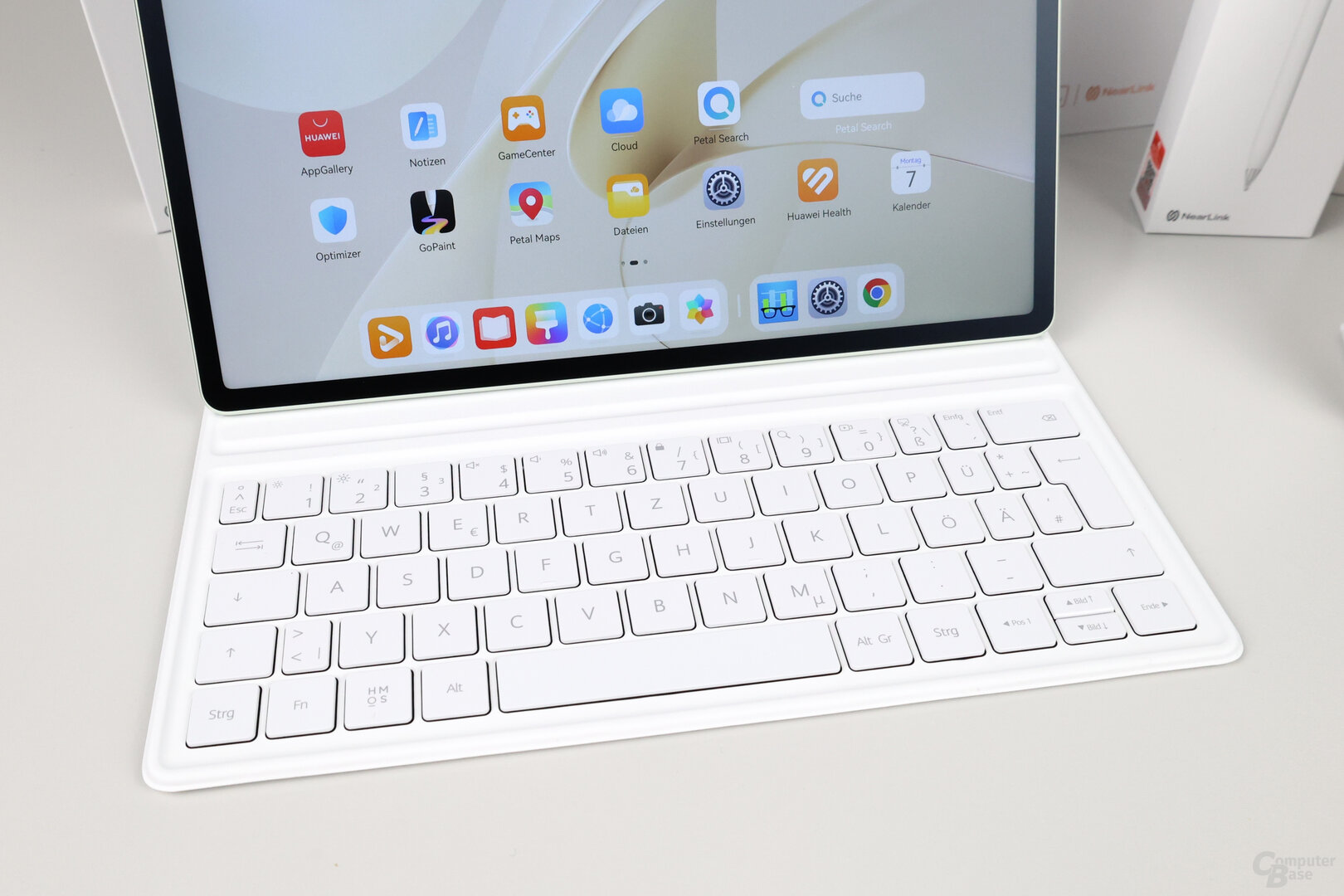 Huawei MatePad 12 X: Das magnetische Keyboard hat zwei Kerben für verschiedene Anstellwinkel