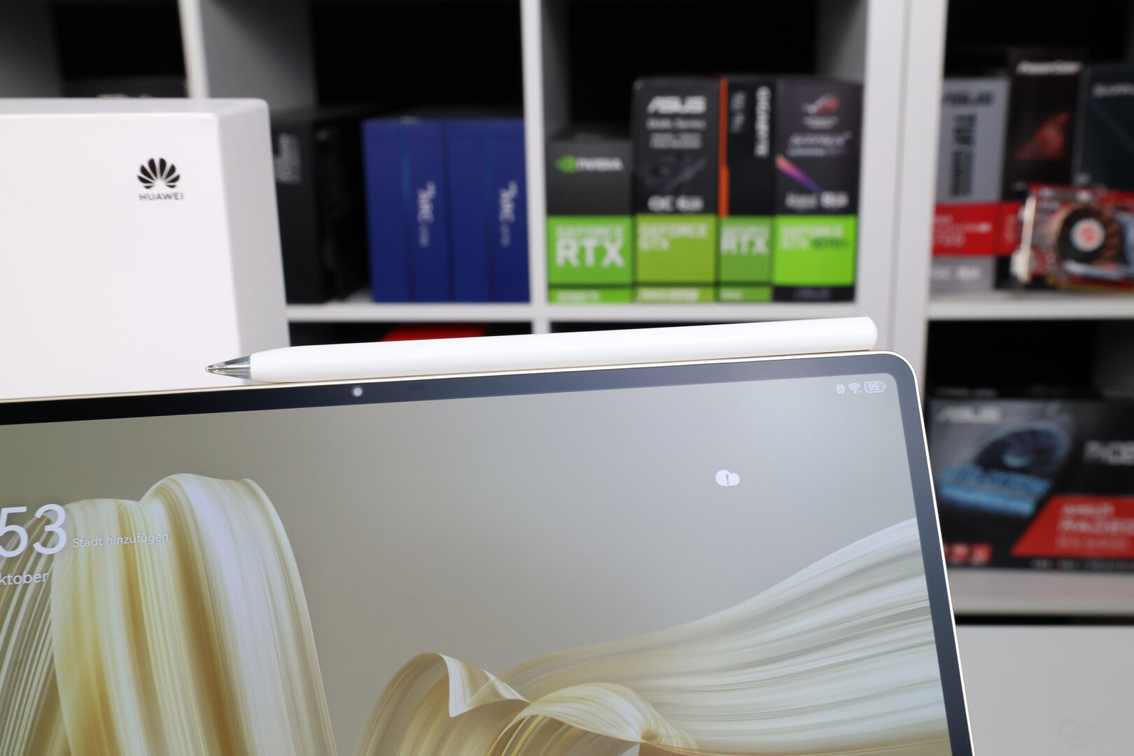 Der M-Pencil hält magnetisch am MatePad Pro 12.2 und wird drahtlos geladen