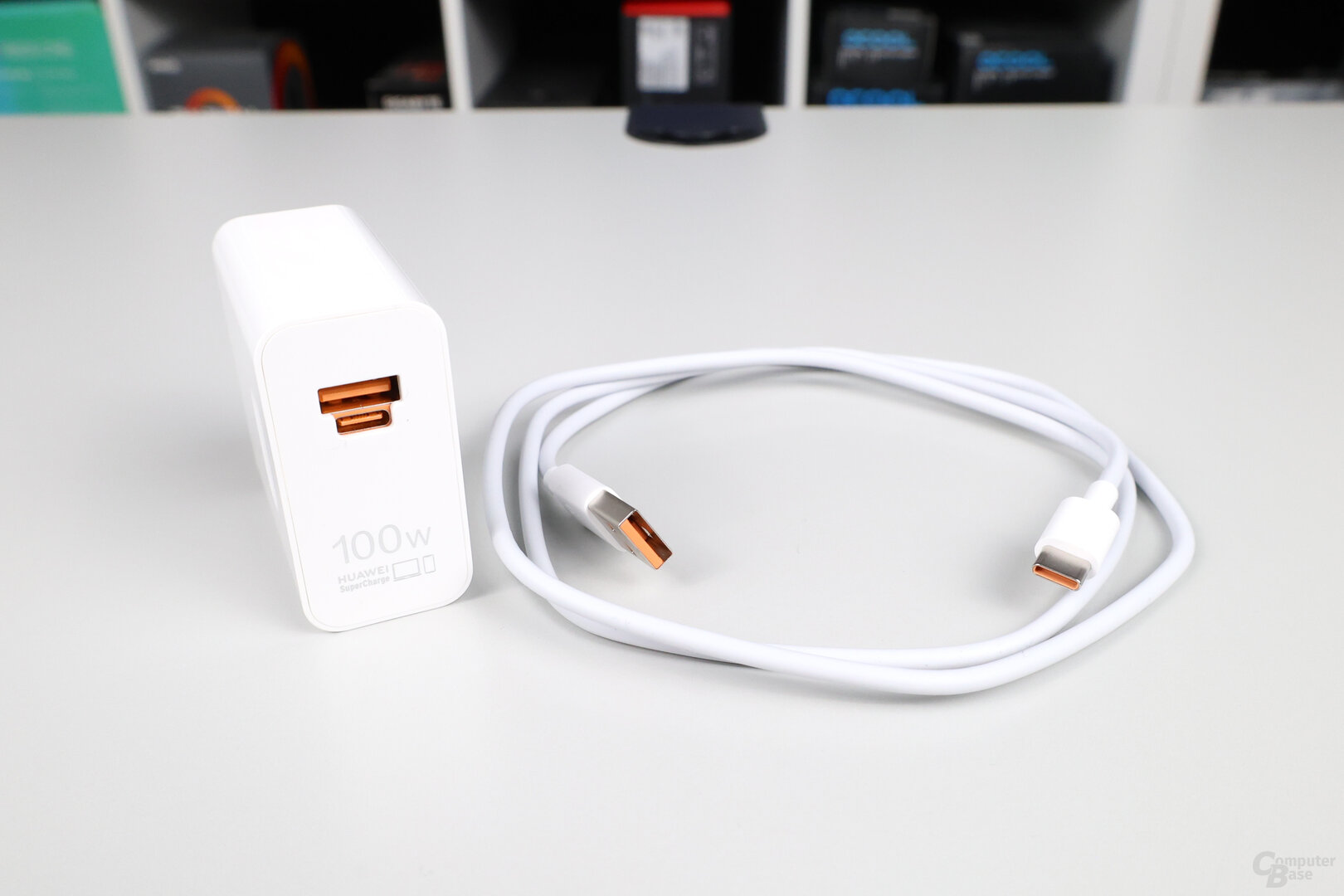 Das MatePad Pro 12.2 wird mit bis zu 100 Watt geladen