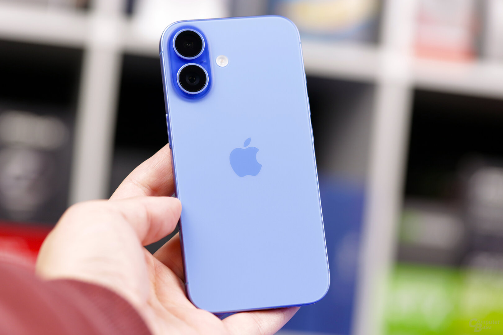 iPhone 16 in Ultramarin
