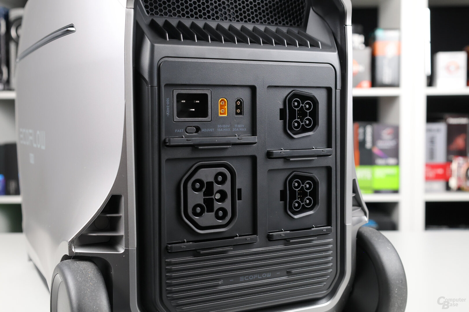 EcoFlow Delta Pro 3: Die 6 Anschlüsse an der Rückseite mit eingeschobenen Abdeckungen