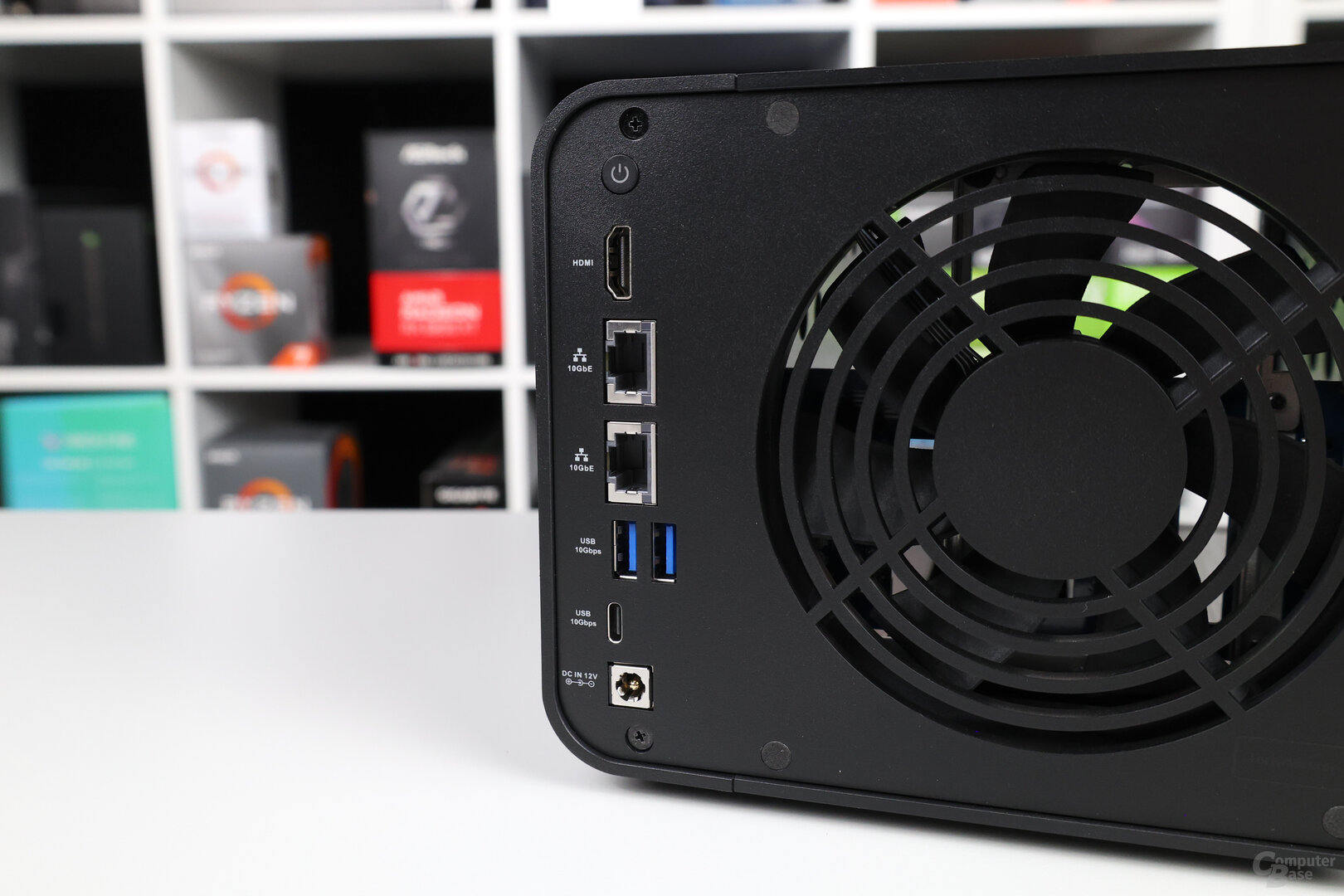 TerraMaster F4-424 Max: HDMI, USB und 2x 10 GbE an der Rückseite