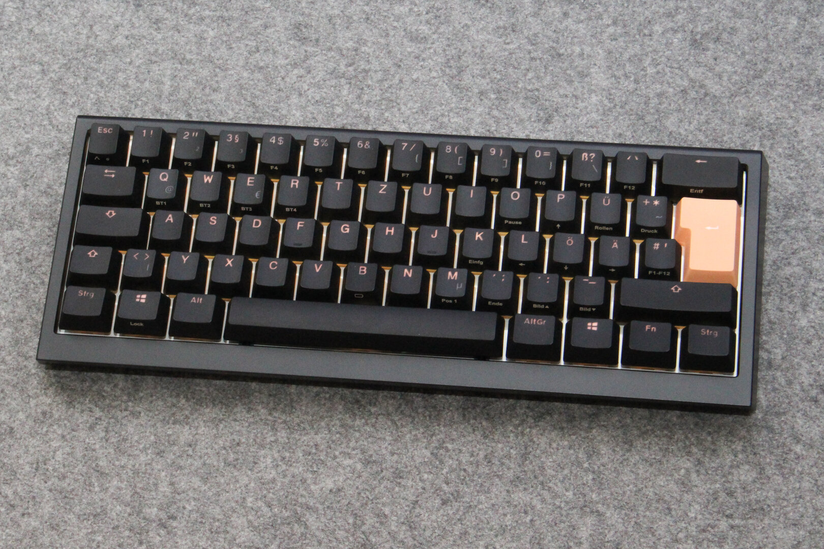 Tasten mit Doppelfunktion und feiner Schrift sind schlechter lesbar