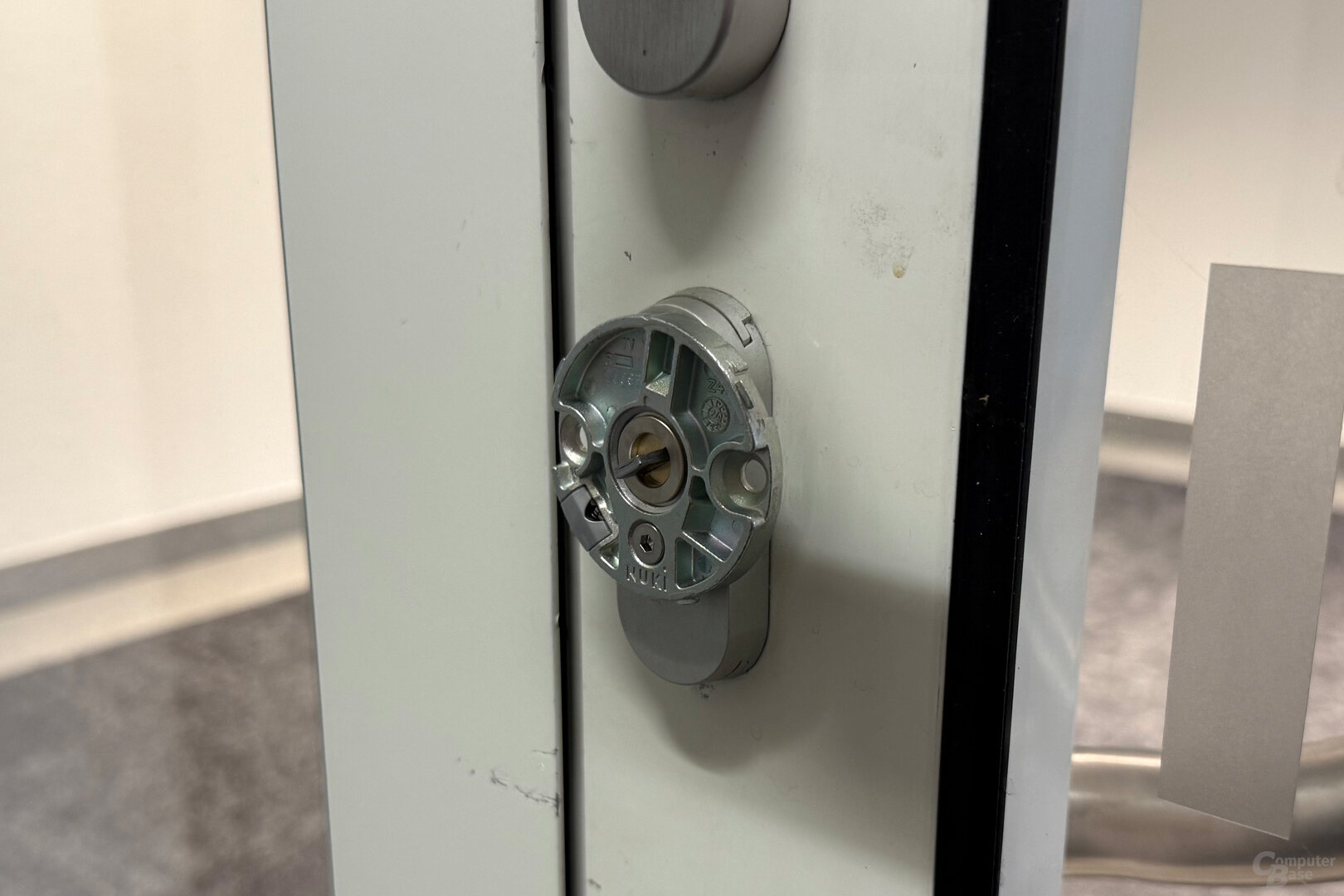 Nuki Smart Lock Ultra: Zylinder mit Halterung sind montiert