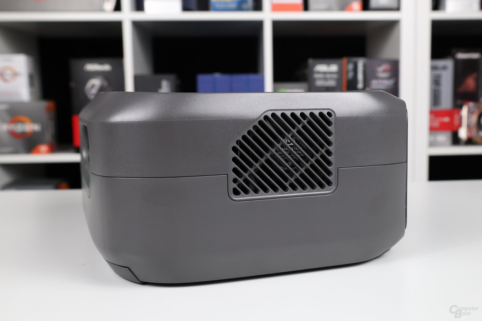 Linke Seite der EcoFlow River 3 mit Lüfter