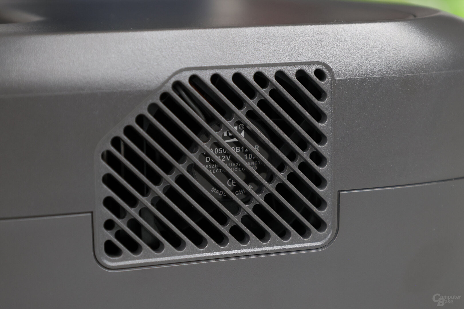 Linke Seite der EcoFlow River 3 mit Lüfter