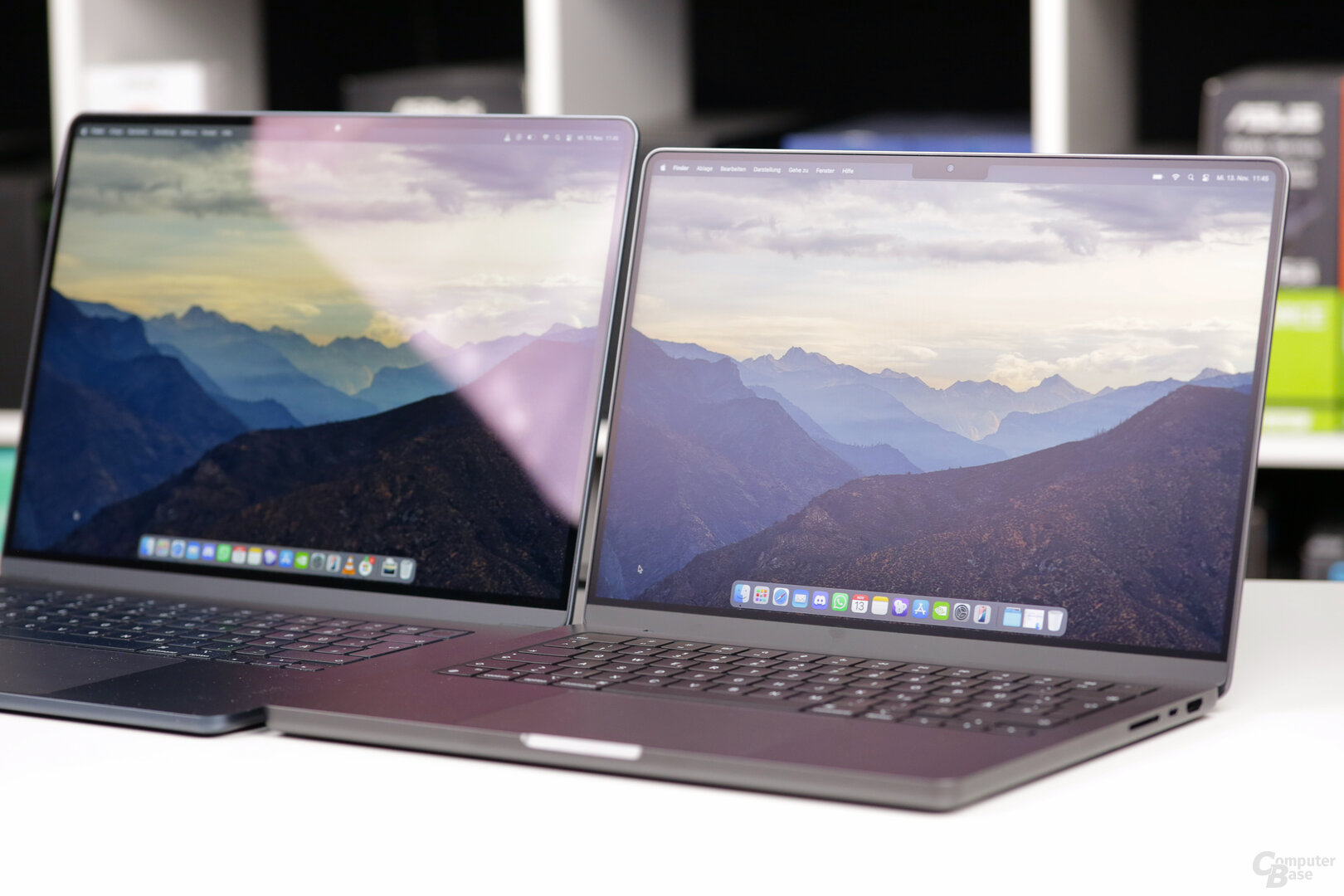 MacBook Pro 14" mit Nanotexturglas (r.) neben MacBook Air 15" (l.)
